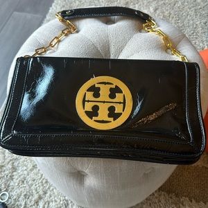 Tory Burch amazing imposter w light blue liner, gold & black chain-link strap.